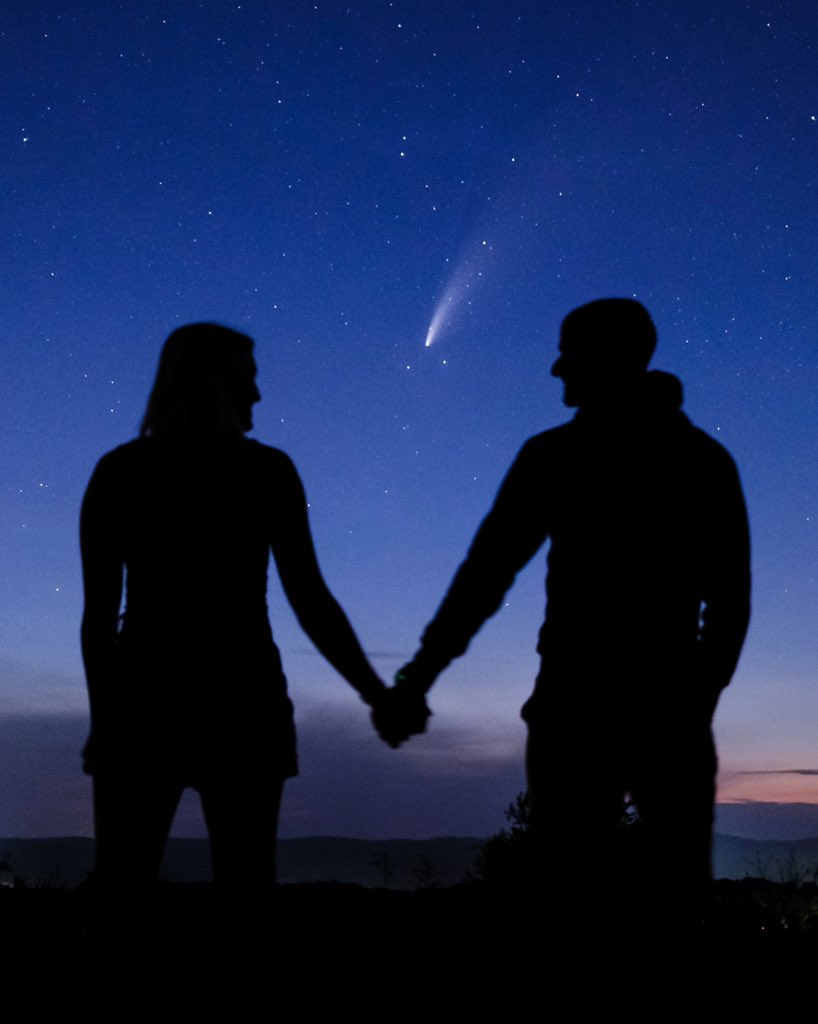 La pareja posó antes de la sorpresiva propuesta, frente al cometa Neowise (Twitter).