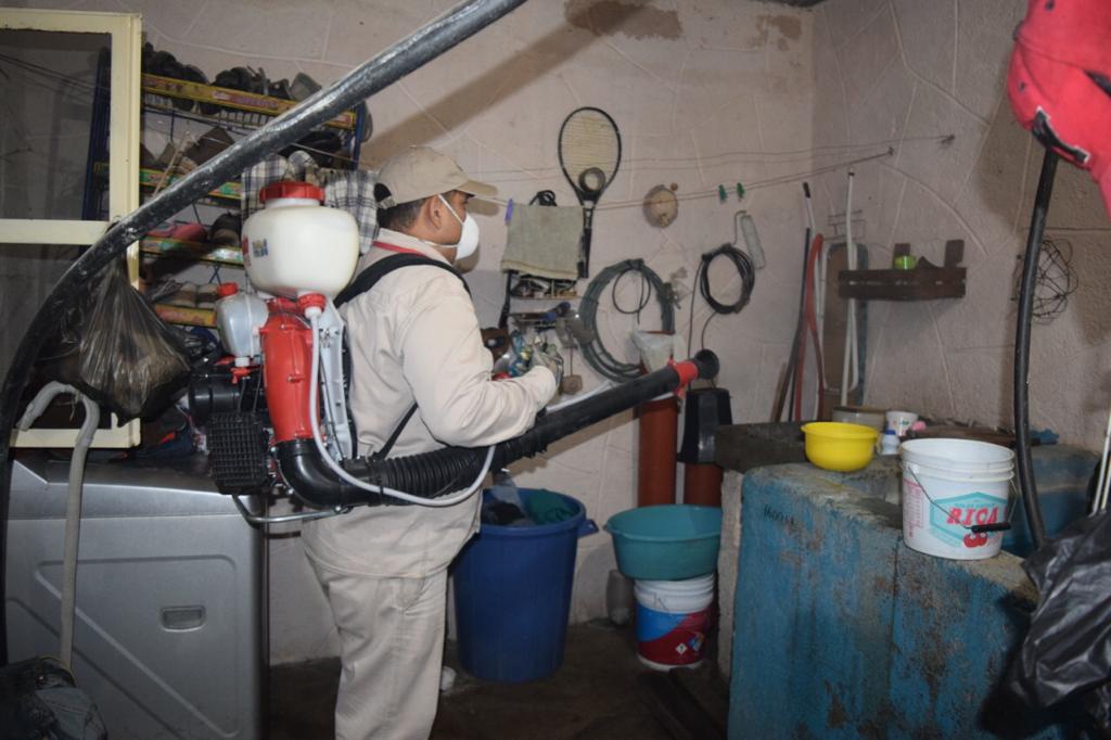 Autoridades realizan labores de sanitización para evitar la propagación del dengue.