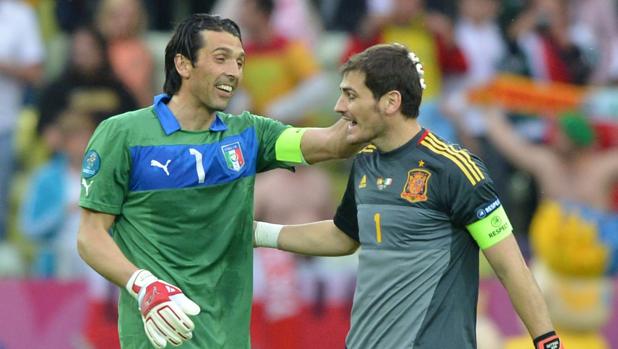Buffon e Iker Casillas (AFP)