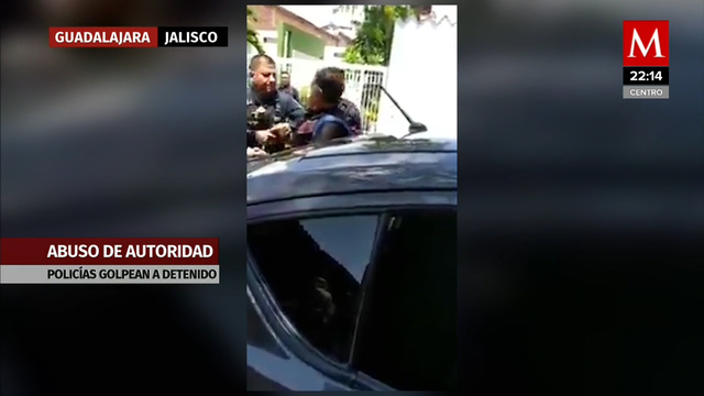 Captan a policías golpeando a un hombre en Guadalajara