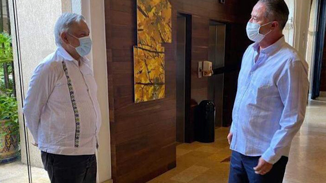 Con cubrebocas, AMLO llega a Sinaloa