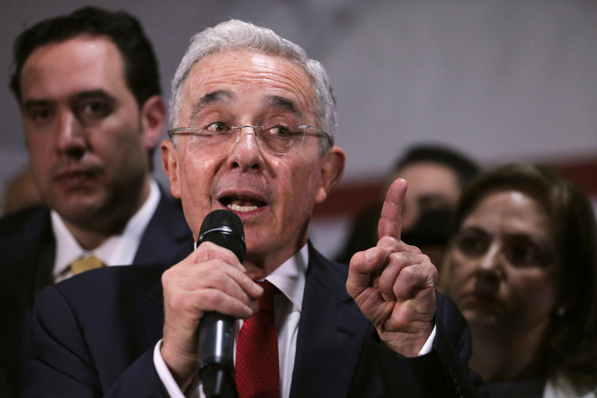 La Corte Suprema de Justicia ordenó la detención del ex presidente colombiano Álvaro Uribe. (Reuters)