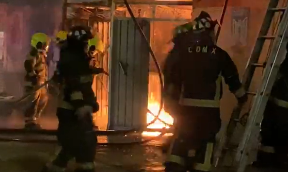 Fuerte incendio en inmueble despierta vecinos de Iztapalapa. (Rogelio López)