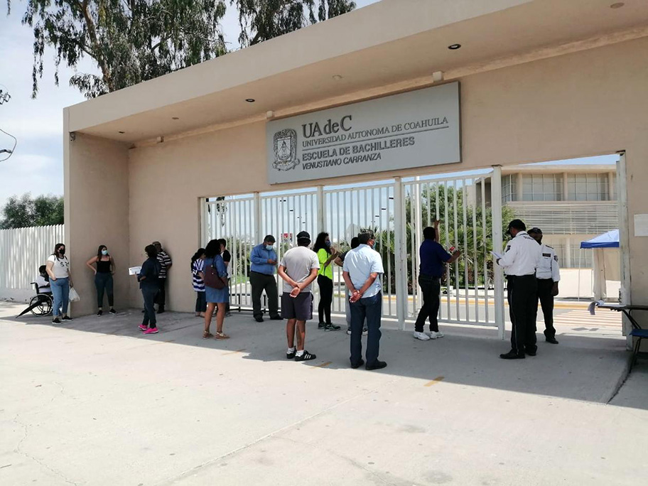 Padres de familia en la Escuela de Bachilleres Venustiano Carranza. (Especial)