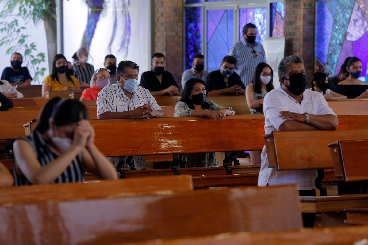 Por la pandemia, la manera de impartir los sacramentos cambiaron y las iglesias de Torreón aplicaron sus protocolos. (Mauricio Román)