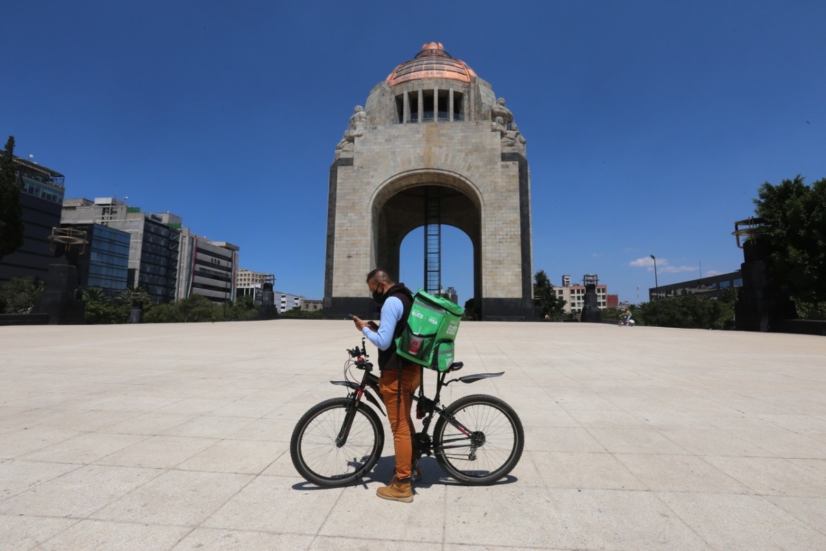 Algunos repartidores de comida rápida realizan sus entregas a bordo de bicicletas. (Javier Ríos)