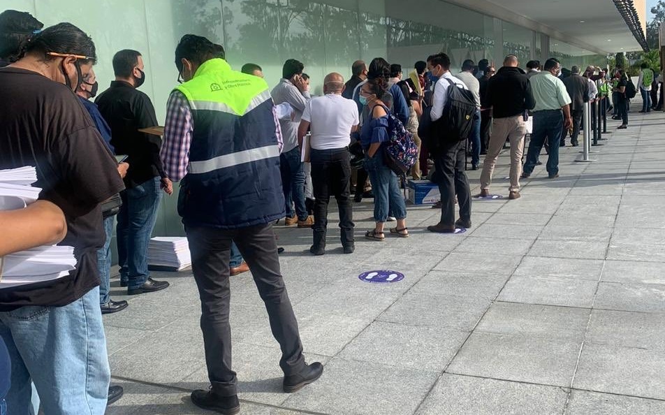No hay sana distancias ni quien informe el proceso para realizar los trámites. (Especial)