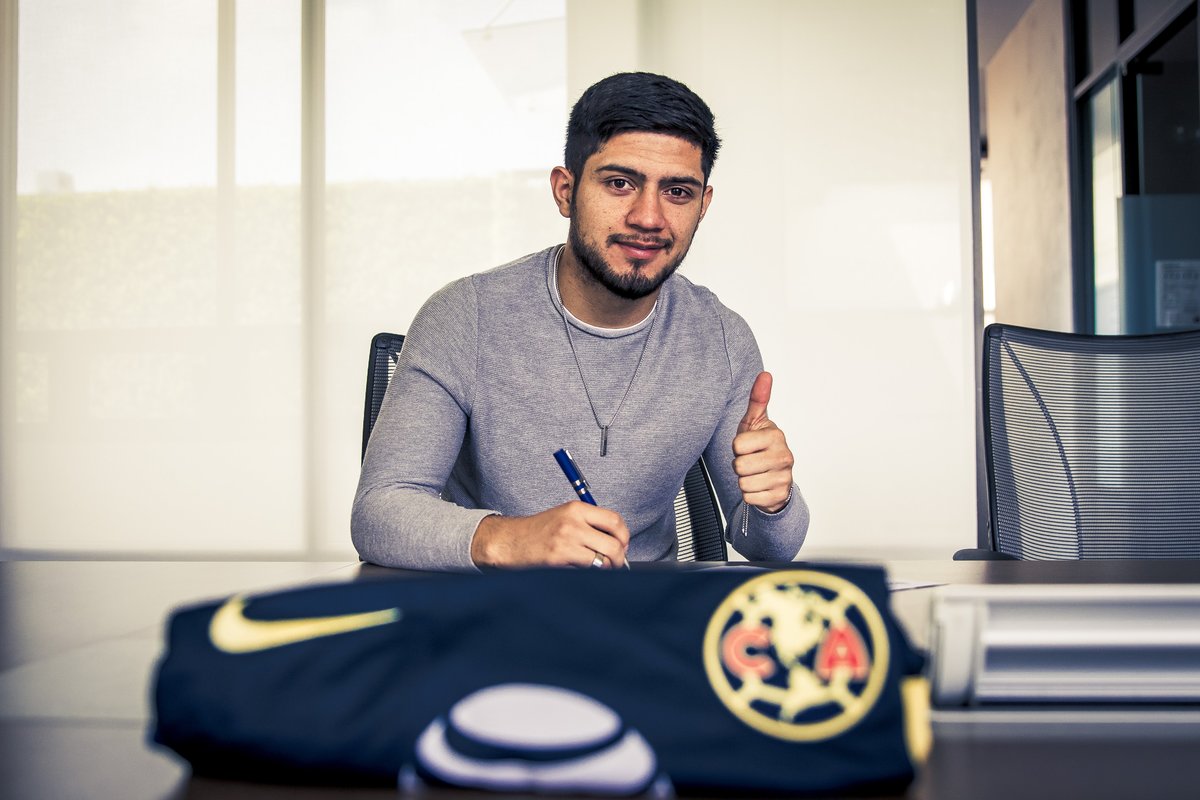 Sergio Díaz, en su firma de contrato con América (Twitter: @ClubAmerica)