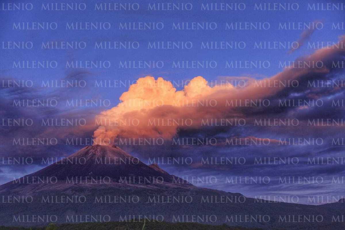 Vista del Popocatépetl en las primeras horas de este día. (Andrés Lobato)