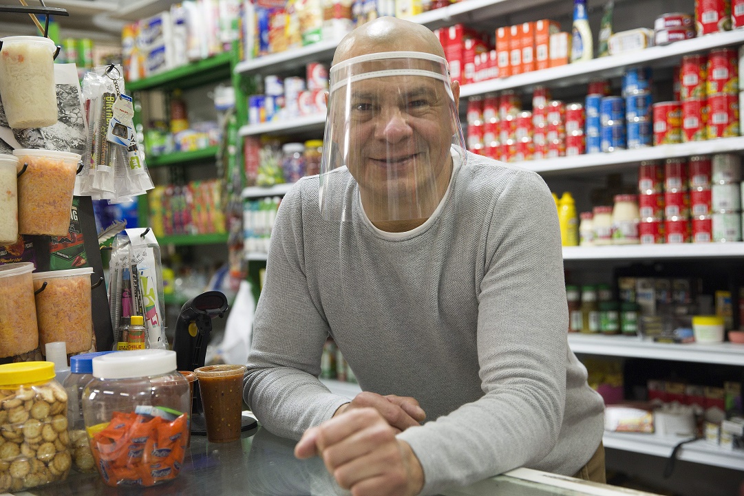 Andrés Arias es uno de los abarroteros que continúan brindado servicio con el programa #MiTiendaSegura. Especial
