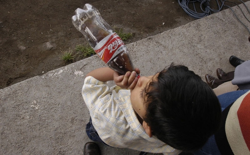 Con la aprobación  de la ley  se prohíbe “la distribución, venta, regalo y suministro a menores de edad, de bebidas azucaradas y alimentos con alto co