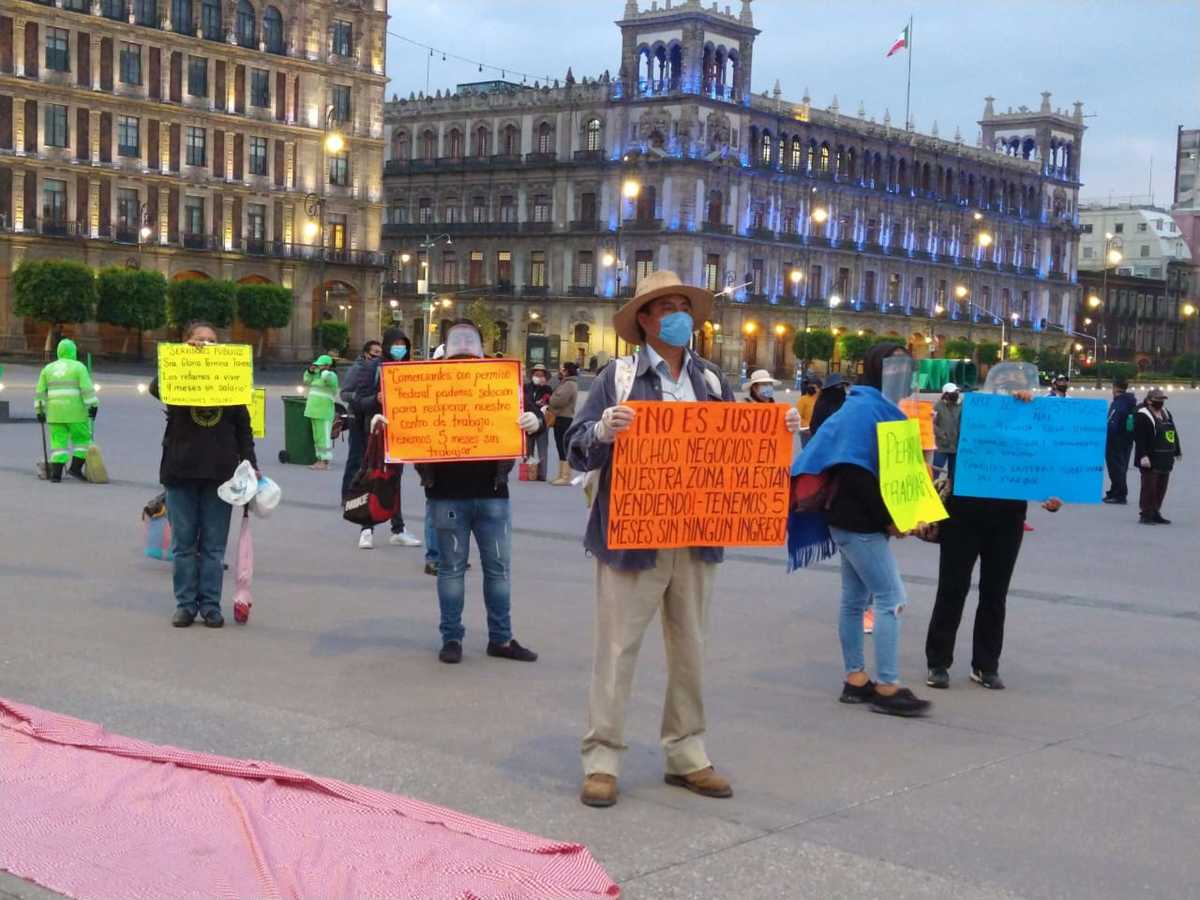 Comerciantes de Texcoco protestan en Palacio Nacional. (César Velázquez)