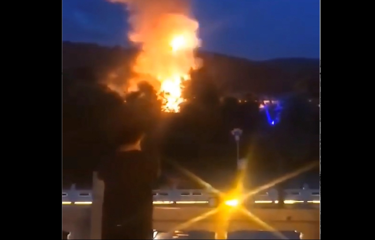 La explosión fue grabada en video desde la frontera con China. | AP