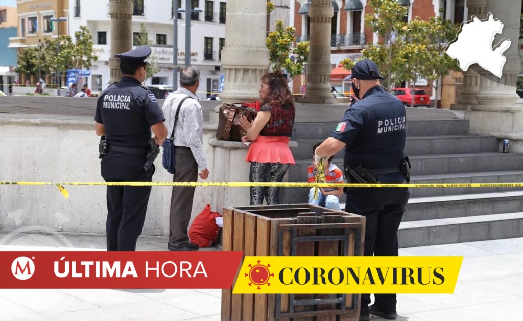 Habitantes de Pachuca en la Plaza Independencia. (Jorge Sánchez)