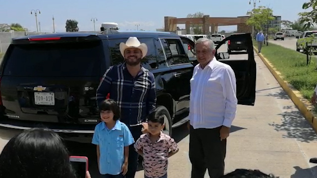 'El Komander' se toma foto con AMLO durante gira por Sinaloa