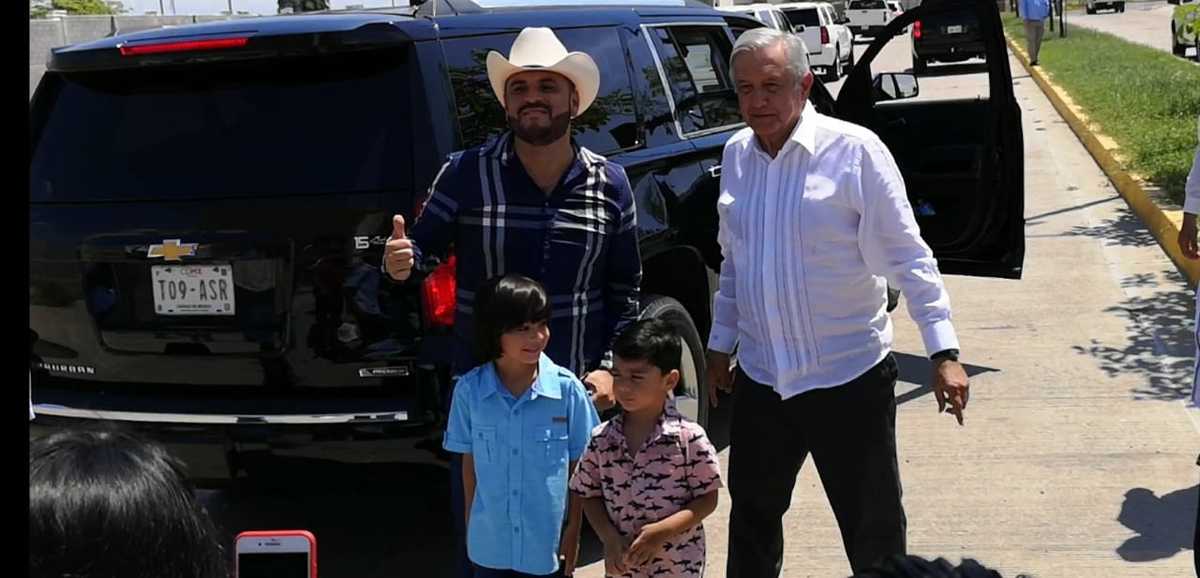'El Komander' se tomó una foto con el presidente Andrés Manuel López Obrador. (Ariana Pérez)