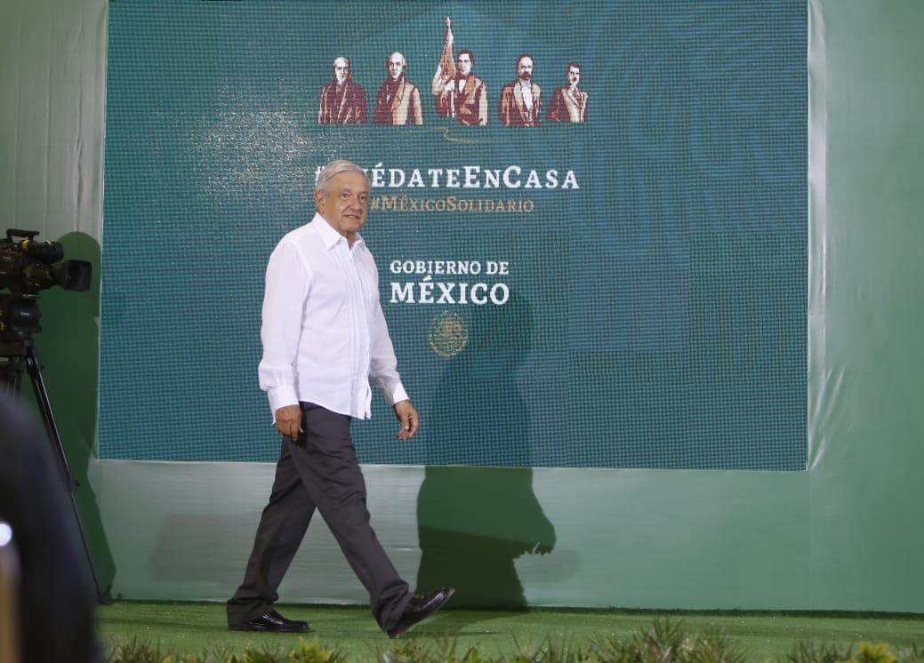 López Obrado llegando a la mañanera que se hará desde Sinaloa. (Ariana Pérez)