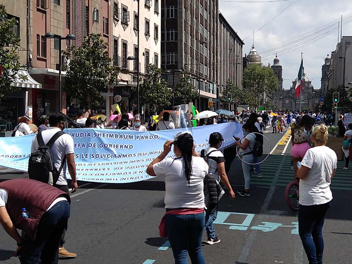 Las maestras bloquearon la avenida 20 de Noviembre. | César Velázquez