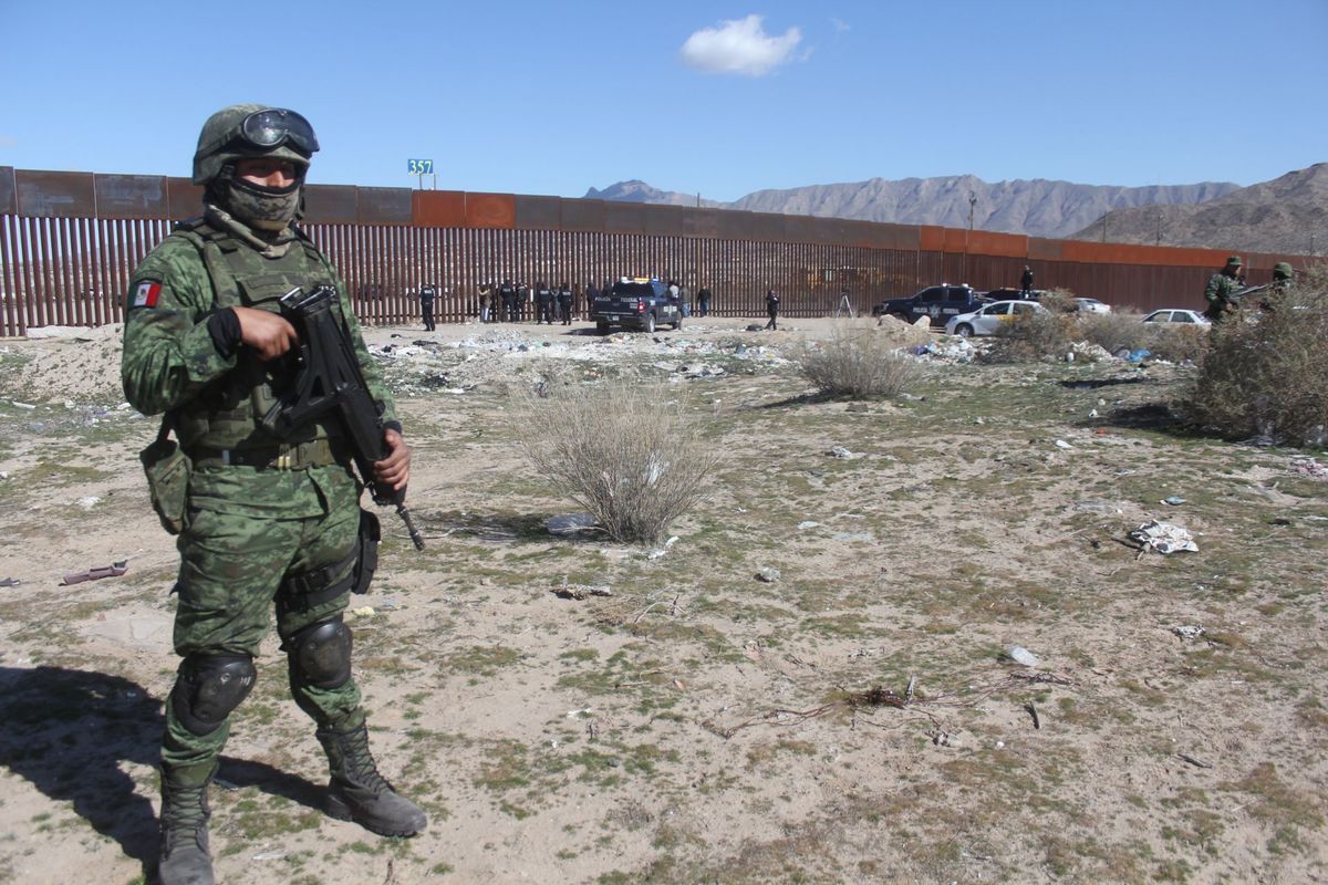 Patrulla Fronteriza realizaa un simulacro de contención de migrantes frente al muro fronterizo. (Cuartoscuro)