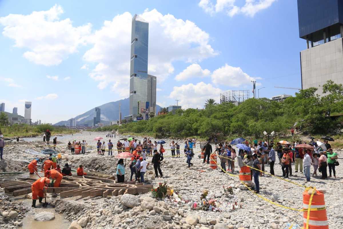 Regiomontanos acuden a llevarse recuerdos de la virgen en el río Santa Catarina. Foto: Jorge López.