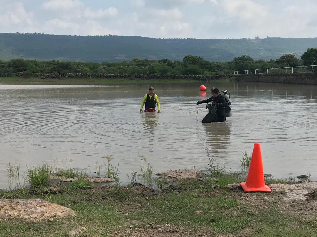 Rescatan el cuerpo de un hombre de la presa El Pozo. (Cortesía)