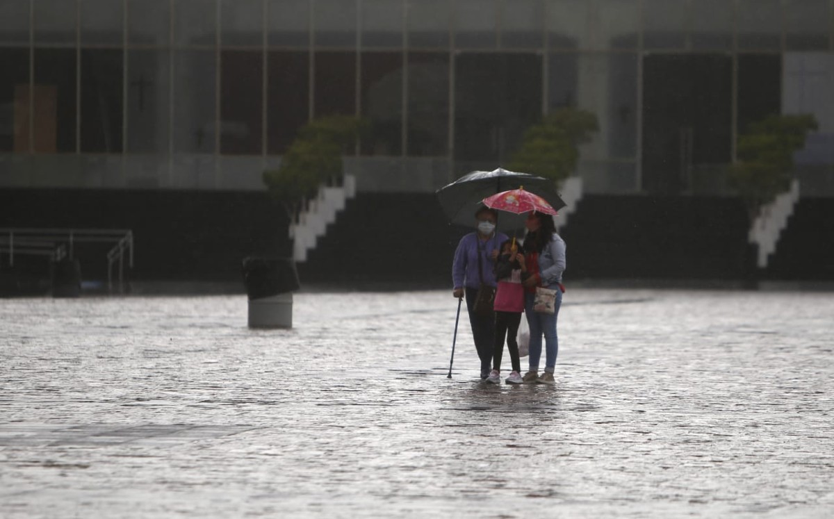 Dos mujeres bajo la lluvia en la CdMx. (Ariana Pérez)
