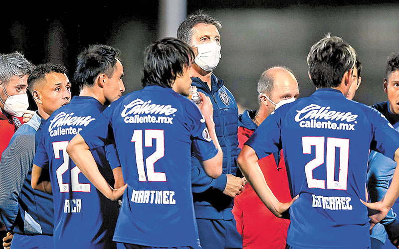 El entrenador de Cruz Azul, durante un juego de pretemporada. (Imago7)