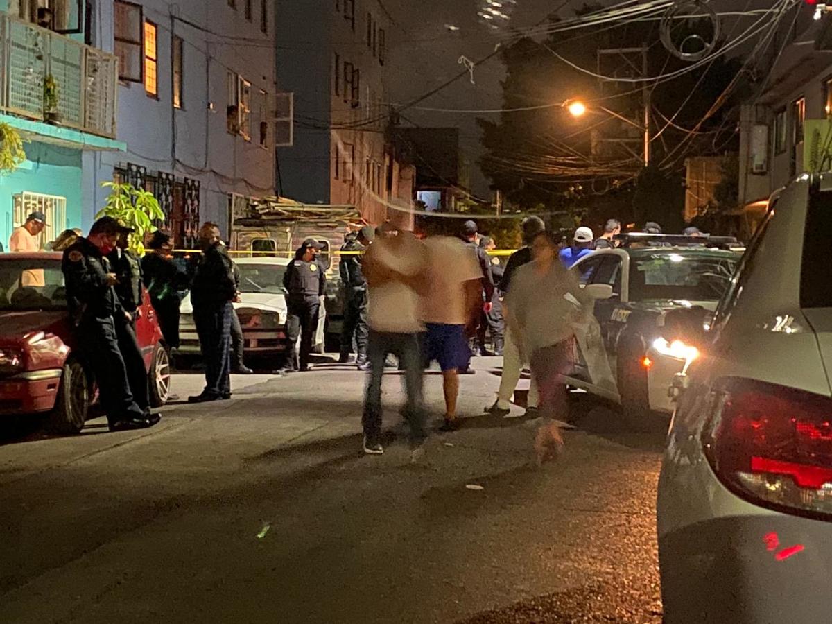 Familiares impedían que los elementos de la SSC cruzaran el cordón de seguridad. (Rogelio López)