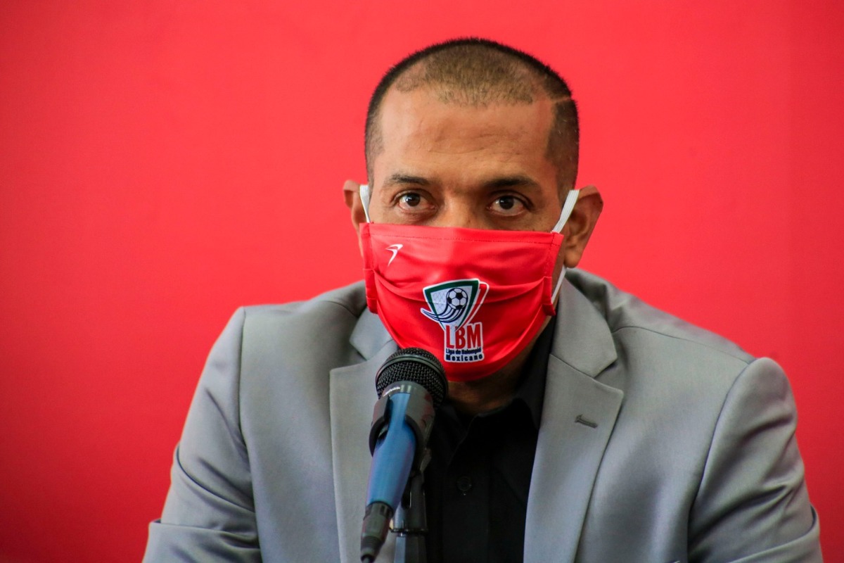 Guillermo Aguilar propietario de Lobos BUAP, durante la presentación del equipo la LBM. (Andrés Lobato)