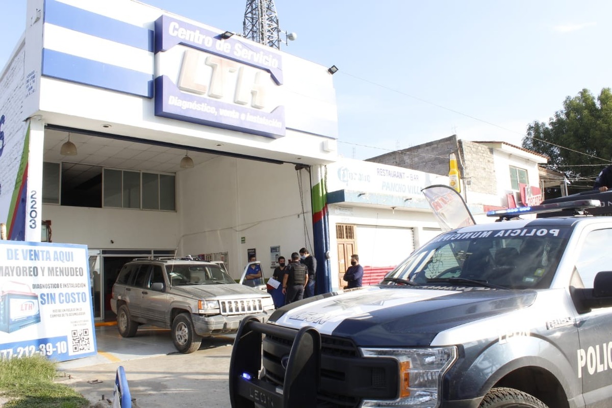 León | Detienen a varios por robo a comercio; entre ellos un ex policía. Especial.