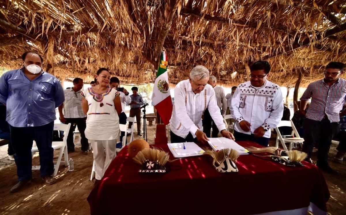 López Obrador firmó un acuerdo para crear el  "Plan de justicia para el pueblo Yaqui” (Twitter)