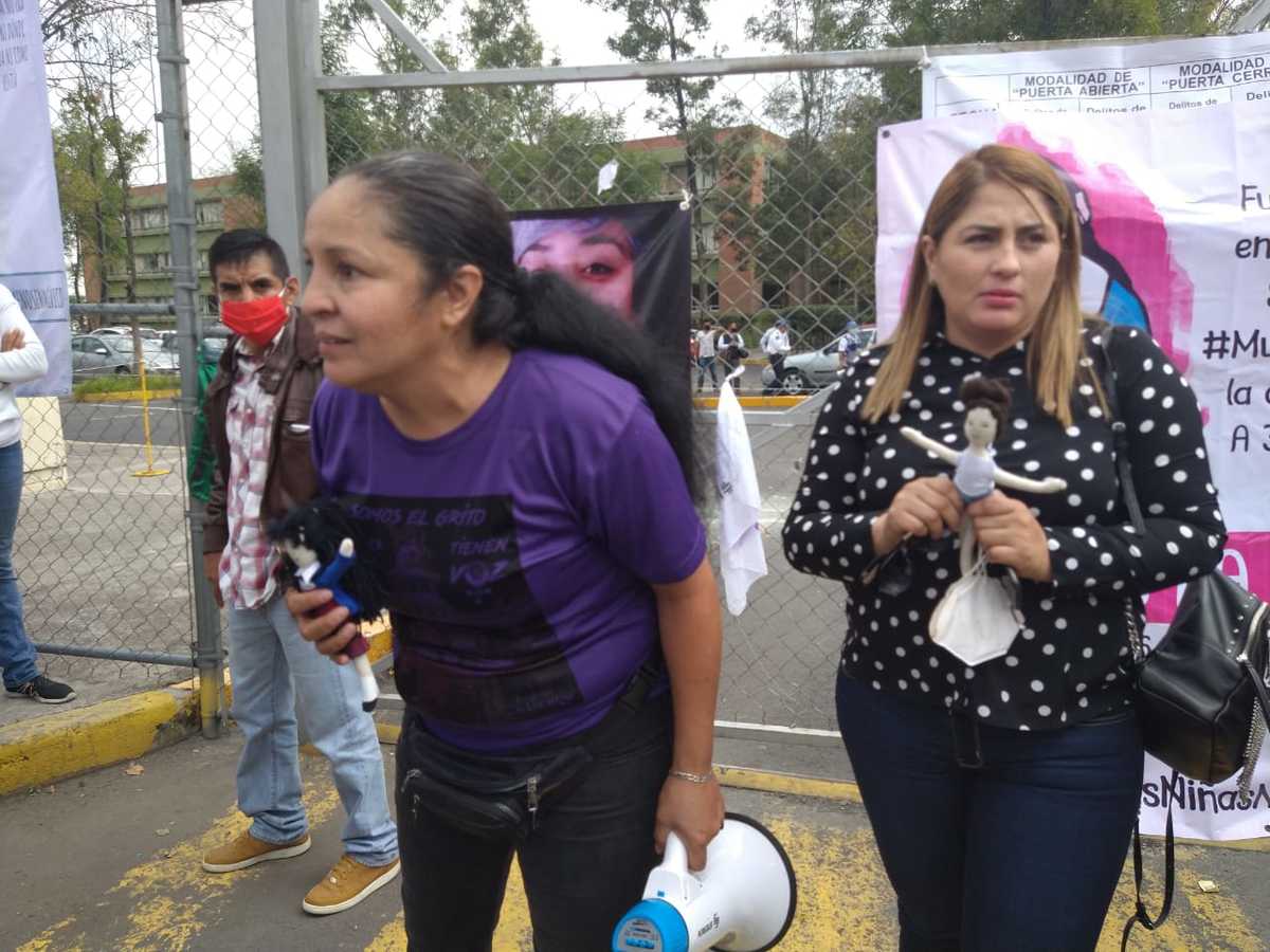 Madres de familia de víctimas de feminicidios fueron apoyadas por integrantes del colectivo. (César Velázquez)
