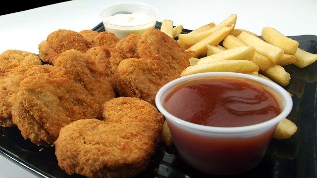 Una niña casi muere ahogada por un nugget de pollo. (pixabay)