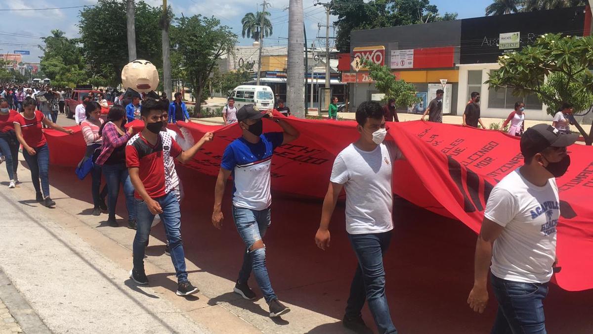 Los normalistas marcharon en Tuxtla Gutiérrez. (Josué David Morales)