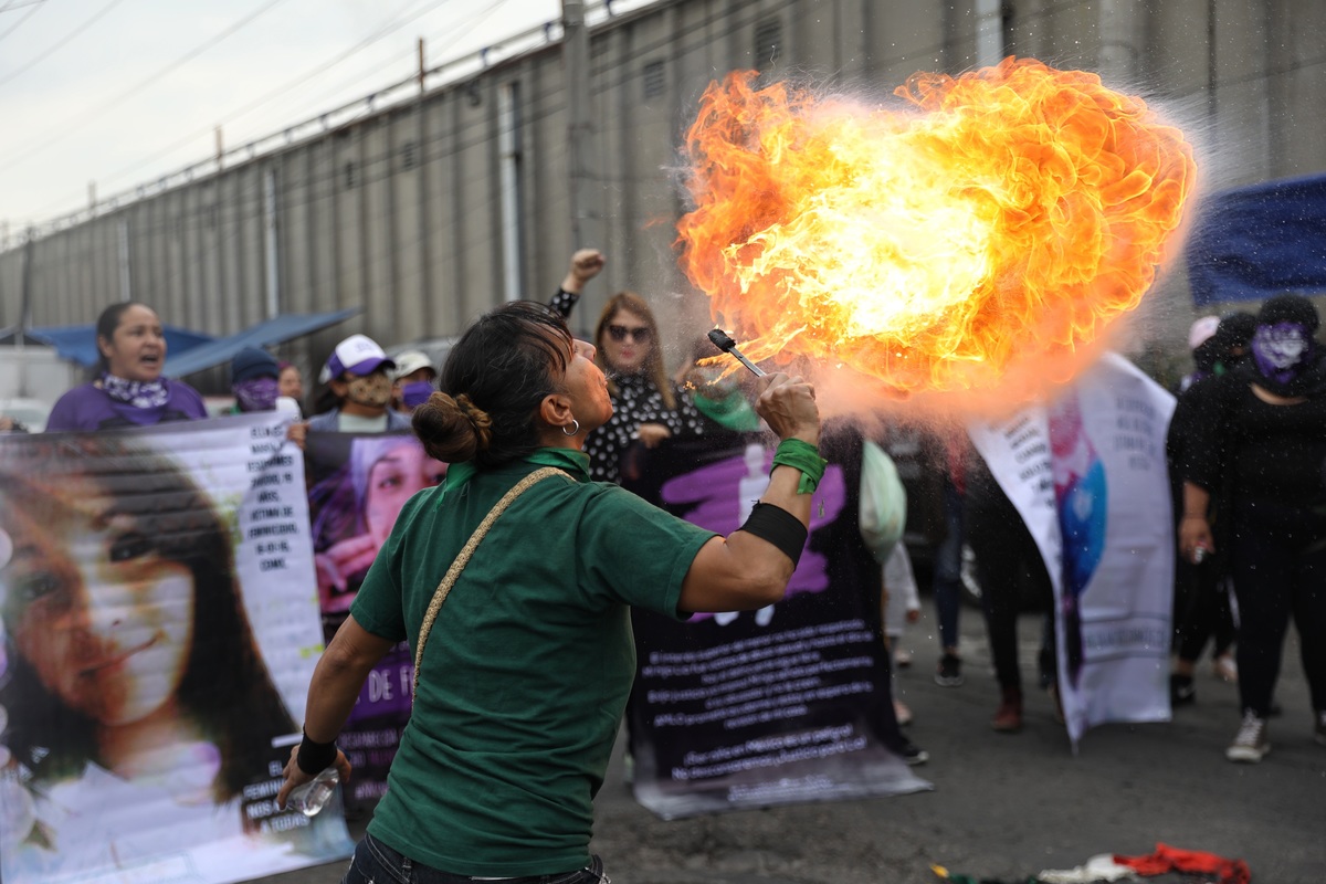 Protesta de activistas de los colectivos "Ni una menos" y "Ni una Chuy menos" al exterior del reclusorio Oriente | EFE