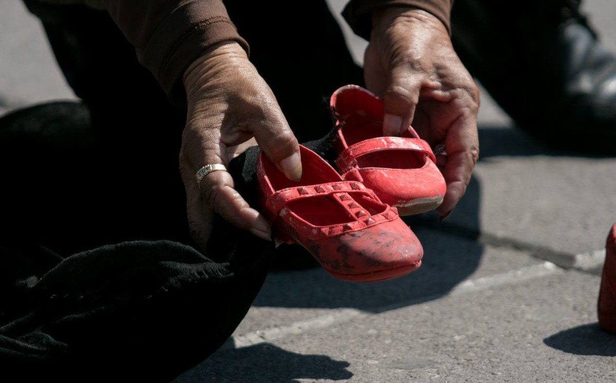 Zapatos rojos en memoria de las niñas y adolescentes asesinadas. (Archivo Cuartoscuro)