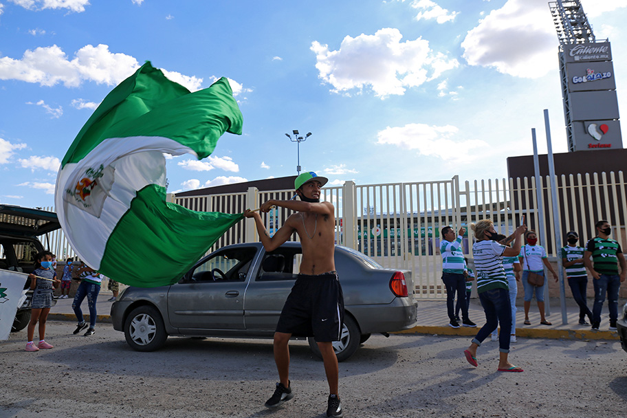 Aficionados de Santos Laguna. (Mauricio Román)