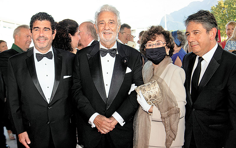 El cantante, flanqueado por su esposa Marta y sus hijos Álvaro Maurizio y Plácido Domingo. (Andreas Schaad/EFE)