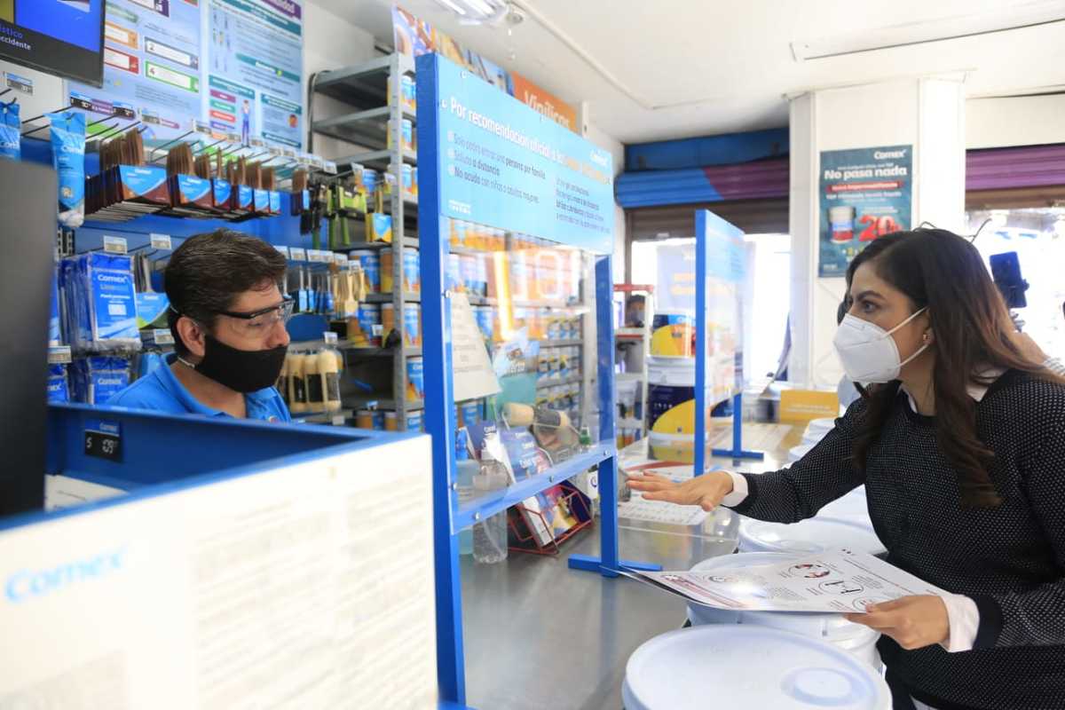 Claudia Rivera Vivanco recorre los negocios establecidos del Centro Histórico. (Andrés Lobato)
