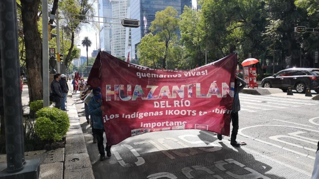 Manifestantes oaxaqueños marchan a embajada de EU; exigen esclarecer asesinatos
