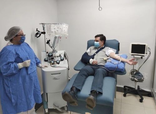 Zoé Robledo, titular del IMSS, dona plasma por coronavirus. | Especial