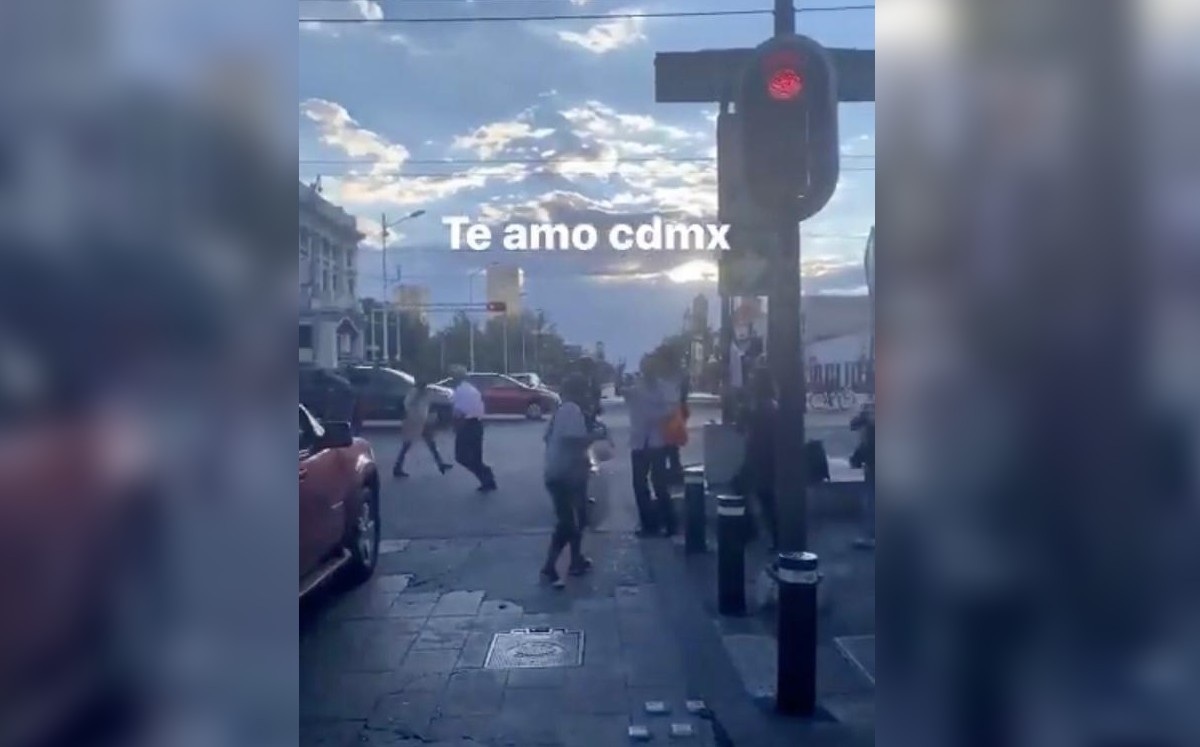 Conductor pone a bailar a peatones al ritmo de La Chona en CdMx (Captura/Twitter).