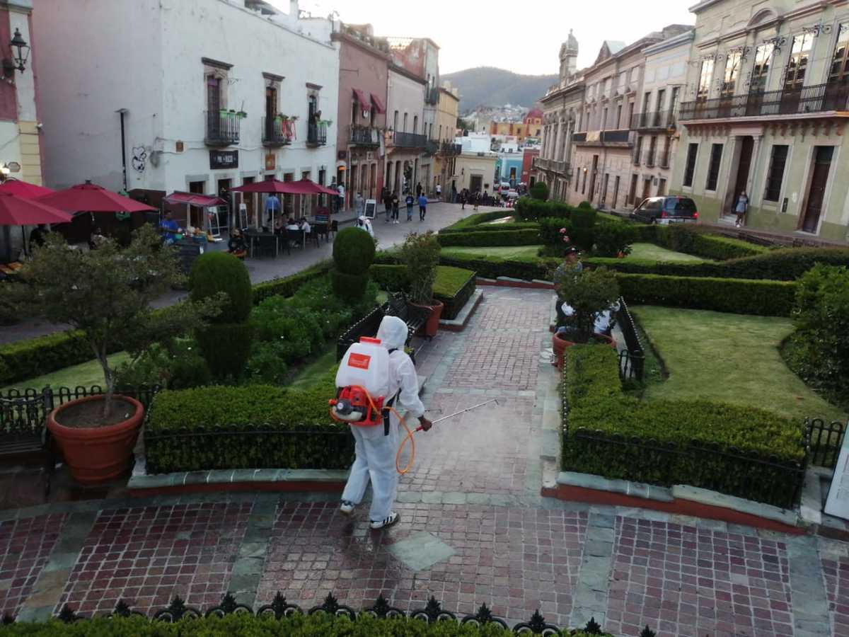 Tras semáforo naranja, sanitizan plazas y plazuelas en Guanajuato capital.