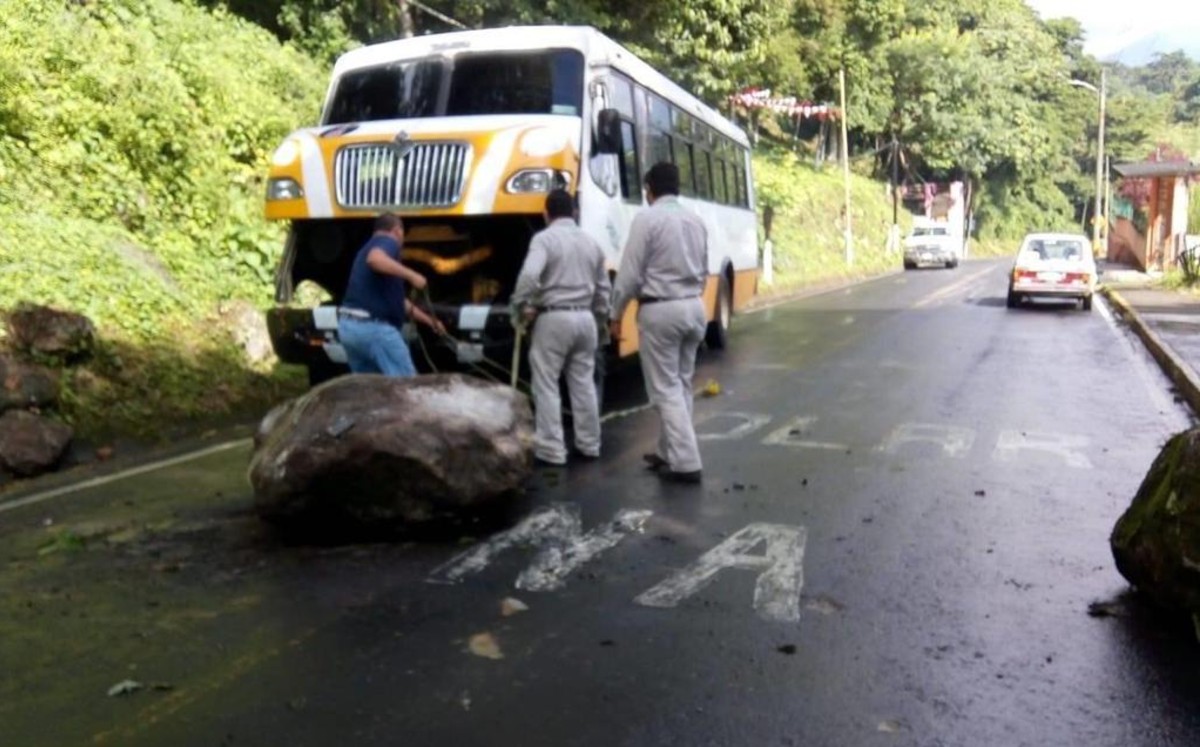 En Veracruz, un derrumbe de piedras afectó a una carretera federal a la altura de Naranjal. (Isabel Zamudio)