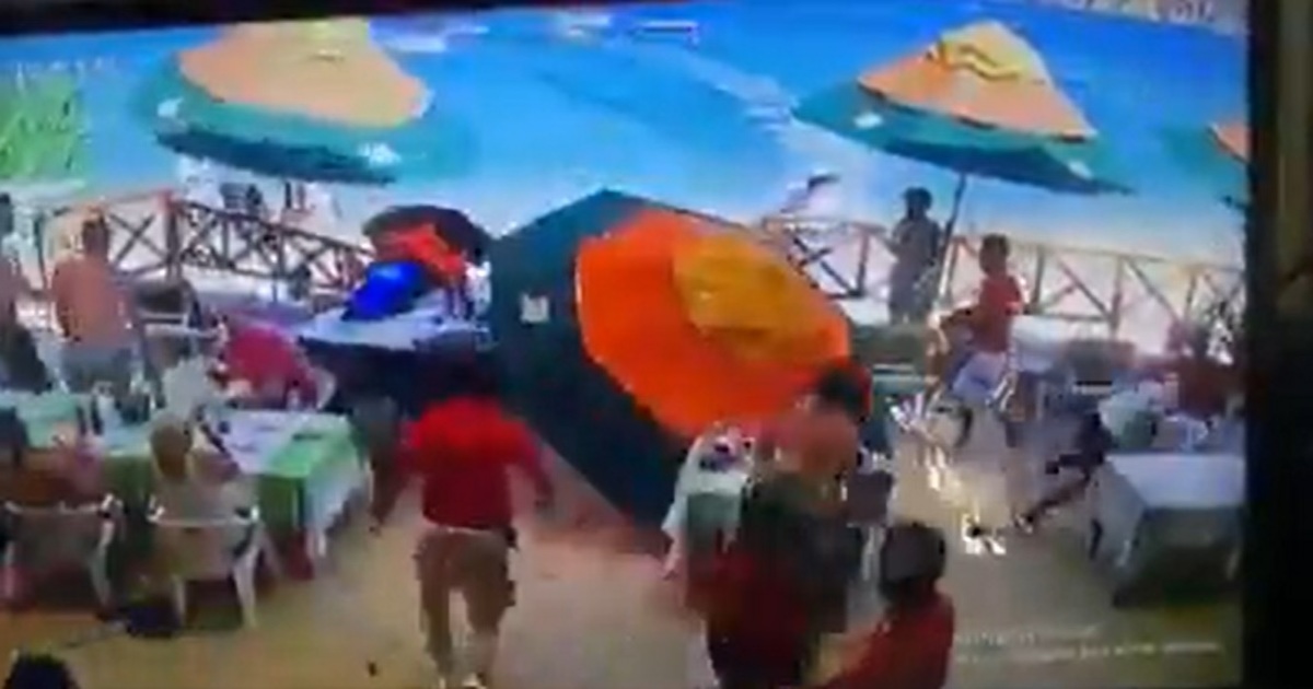 Un video captó el momento del accidente, donde varias personas resultaron lesionadas. (Captura de pantalla)