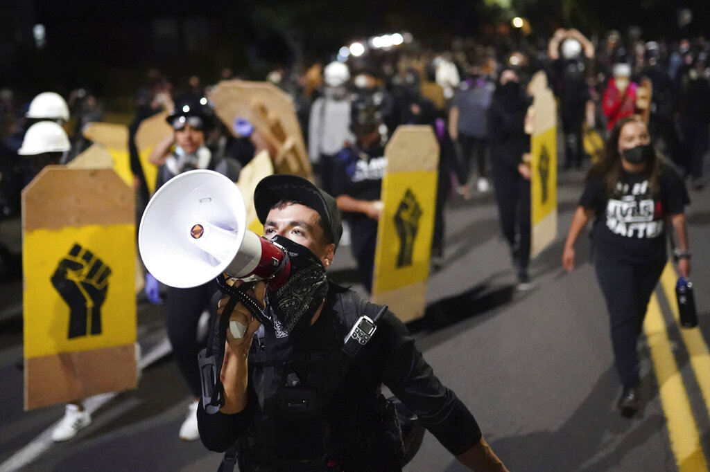 El homicidio de George Floyd se cometió el 25 de mayo; a 70 días, Portland sigue protestando. (AP)