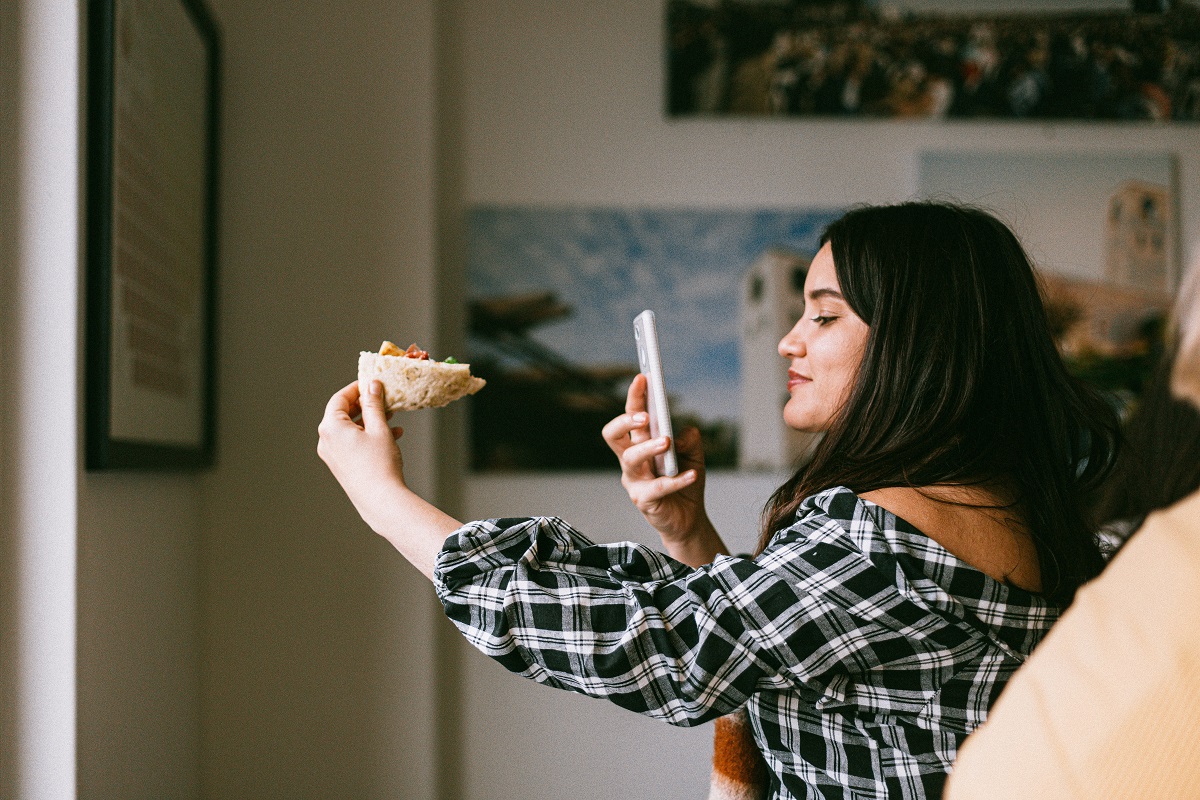 La oferta de trabajo para asistente de un influencer causó indignación en redes sociales. (Pexels)