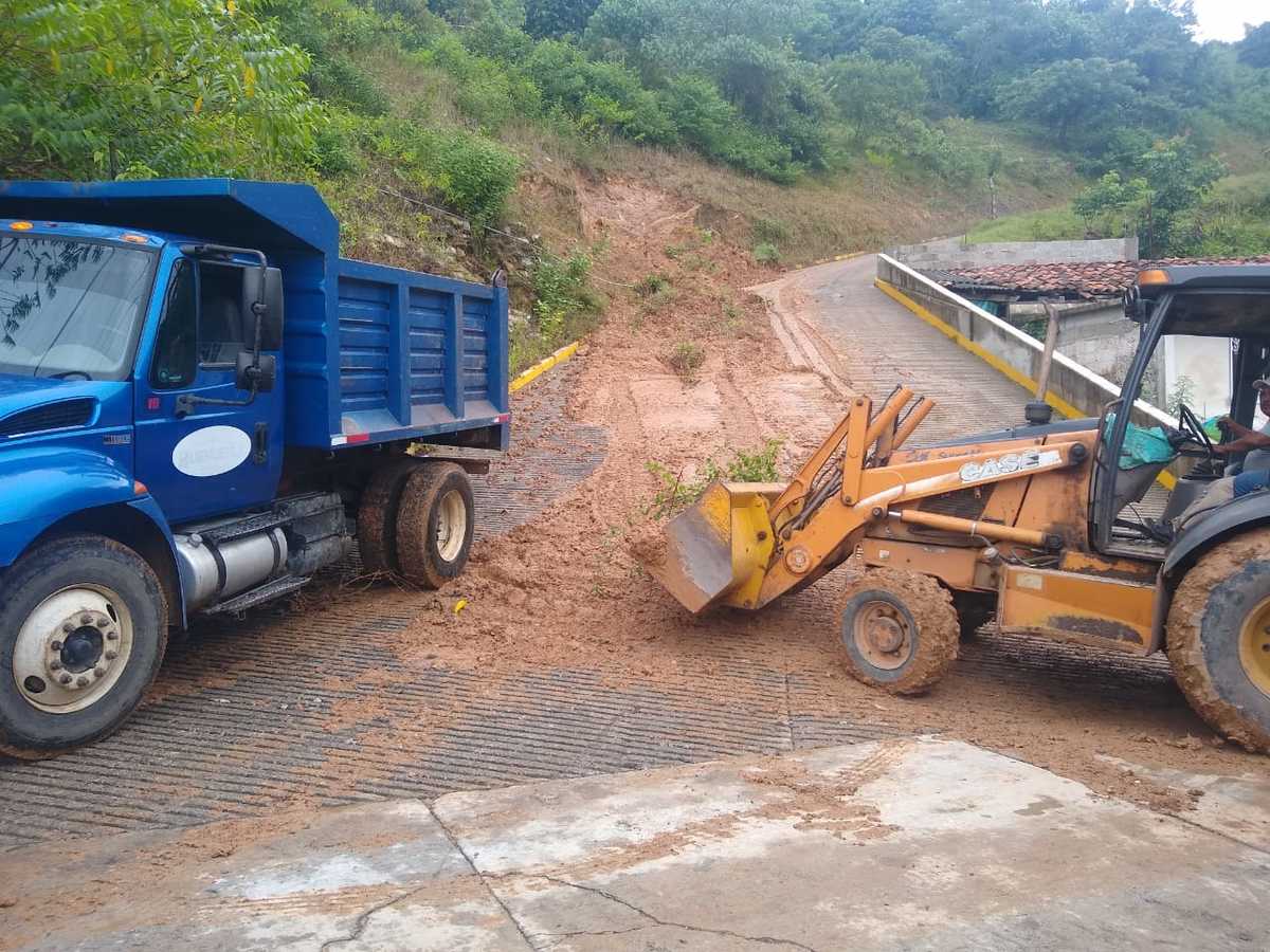 Se registraron daños a viviendas y deslaves en caminos y carretas. (Especial)