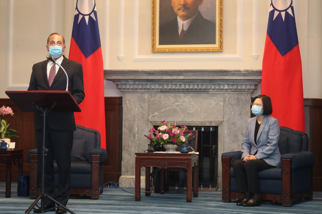 El secretario de Salud de EU, Alex Azar, junto a la presidenta de Taiwán, Tsai Ing-wen. (AFP)
