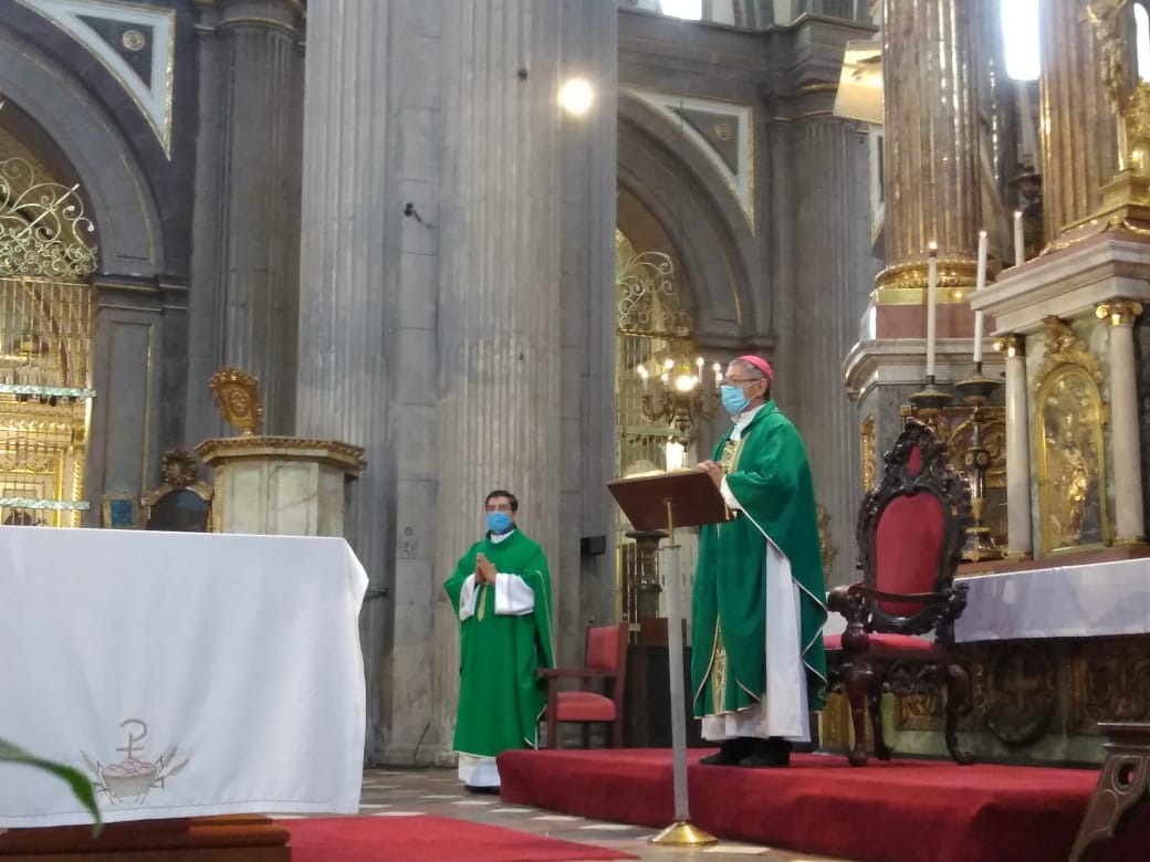Tomás López Durán encabezó la misa dominical en la catedral de Puebla. (Jaime Zambrano)